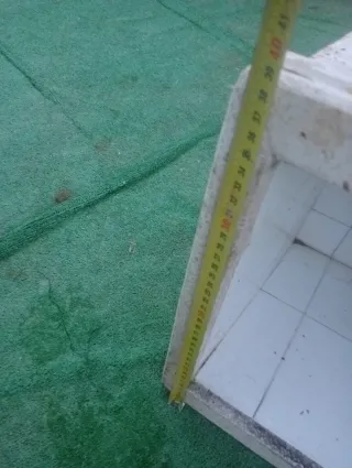 Pila de lavar de cemento con lavadero