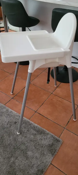 Trona bebé blanca y gris Ikea