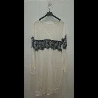 Vestido blanco con encaje negro