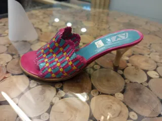 Sandalias de mujer color rosa y turquesa