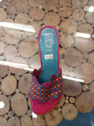 Sandalias de mujer color rosa y turquesa