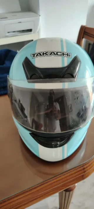 Casco de moto azul con flor