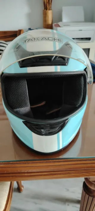 Casco de moto azul con flor