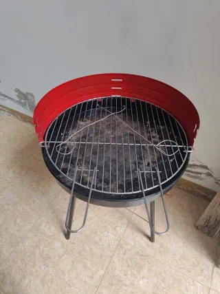 Barbacoa metálica negra y roja