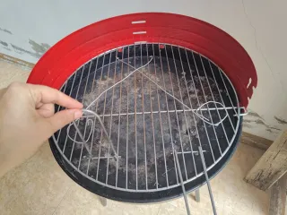 Barbacoa metálica negra y roja