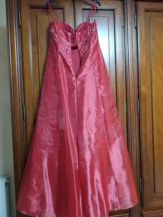 Vestido de fiesta fucsia con pedrería