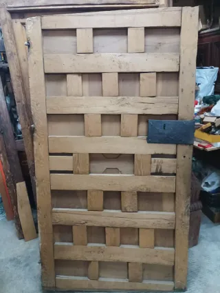 Puerta antigua de madera tallada 182x100