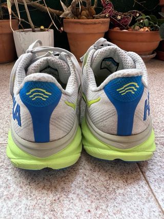 Zapatillas Hoka grises y verdes