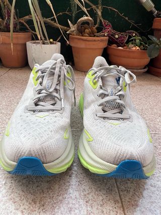 Zapatillas Hoka grises y verdes