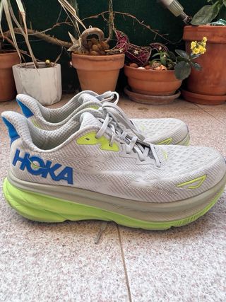 Zapatillas Hoka grises y verdes