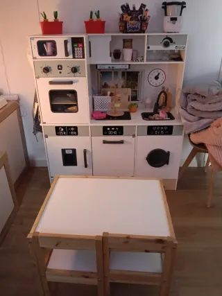 Cocinita Infantil Lidl y mesa con dos sillas Ikea.
