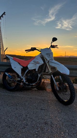 Suzuki RMX 50 Enduro Blanca y Rosa