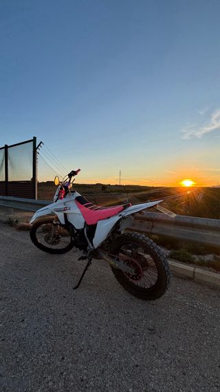 Suzuki RMX 50 Enduro Blanca y Rosa