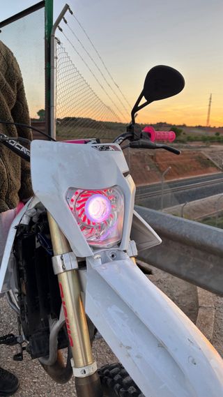 Suzuki RMX 50 Enduro Blanca y Rosa