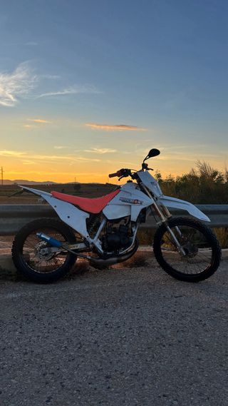 Suzuki RMX 50 Enduro Blanca y Rosa