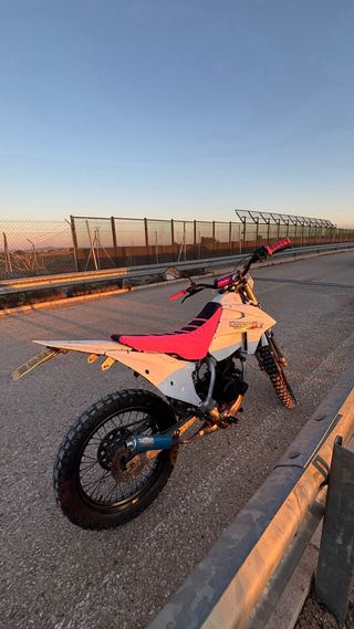 Suzuki RMX 50 Enduro Blanca y Rosa
