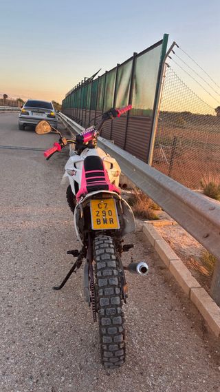 Suzuki RMX 50 Enduro Blanca y Rosa