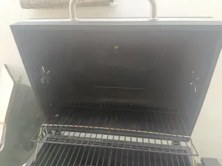 Barbacoa de carbón negra