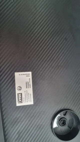 Escritorio negro con pasacables