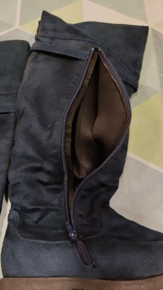 Botas altas azul marino con hebilla