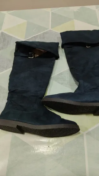 Botas altas azul marino con hebilla