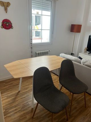 Mesa de comedor Ikea y 2 sillas Maisons du monde