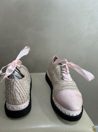 Zapatillas brillantes con tachuelas