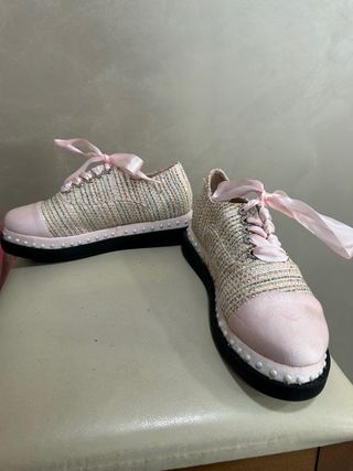 Zapatillas brillantes con tachuelas