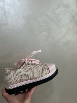 Zapatillas brillantes con tachuelas