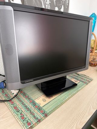 Pantalla Compaq Gris y Negra