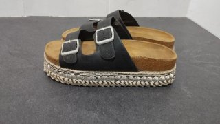 Sandalias negras plataforma con adornos