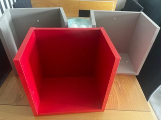 Estanterías Cubos Rojo y Gris
