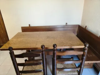 Conjunto madera: mesa, banco esquinero y 2 sillas