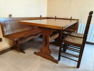 Conjunto madera: mesa, banco esquinero y 2 sillas