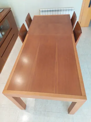 Mesa de comedor con 4 sillas