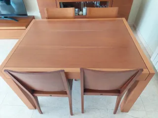Mesa de comedor con 4 sillas