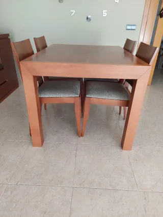 Mesa de comedor con 4 sillas