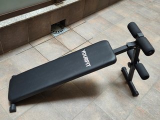 Banco de abdominales sin usar