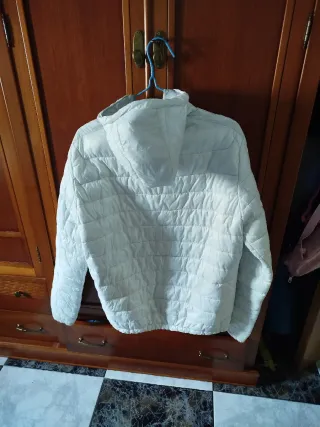 Abrigo blanco acolchado