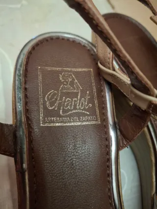 Sandalias Charlot Piel Marrón y Dorado