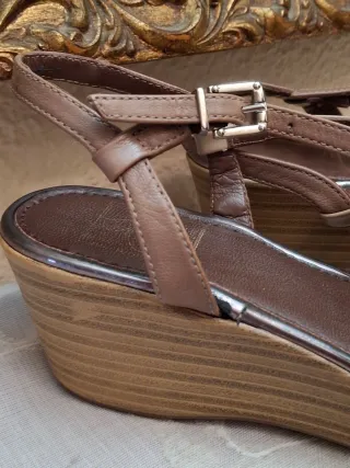 Sandalias Charlot Piel Marrón y Dorado