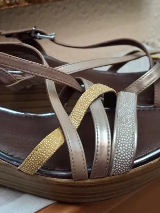 Sandalias Charlot Piel Marrón y Dorado