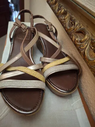 Sandalias Charlot Piel Marrón y Dorado