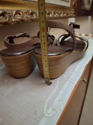 Sandalias Charlot Piel Marrón y Dorado