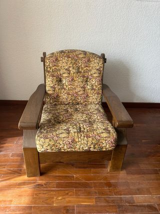 Conjunto d Sillones de Madera con Tapicería Floral