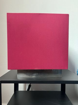 Lámpara de mesa fucsia y negra