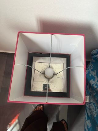 Lámpara de mesa fucsia y negra