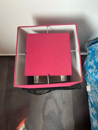 Lámpara de mesa fucsia y negra