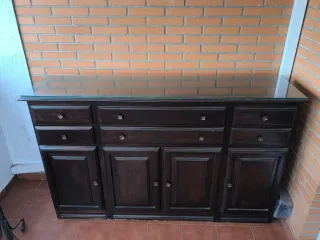 Mueble de madera con cristal