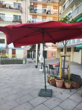 Sombrilla de tela roja para exterior